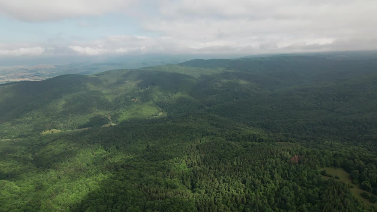 罗马尼亚的空中无人机自然景观。喀尔巴阡山脉，公路，黄山覆盖着森林视频下载