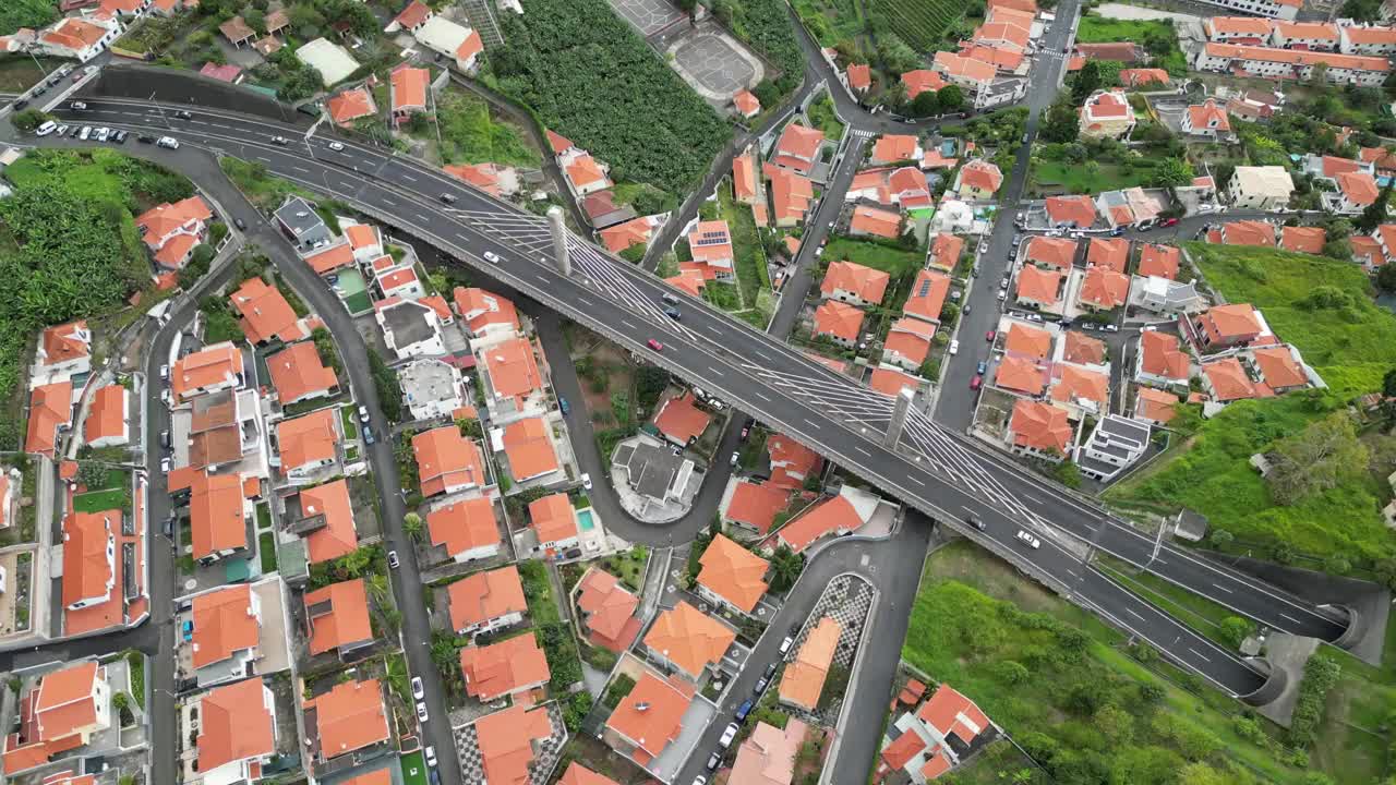 从鸟瞰图看马德拉的高速公路视频下载