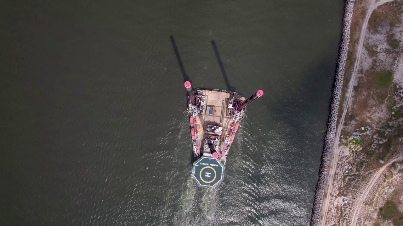 一艘驶向拉各斯港的近海支援船。视频下载