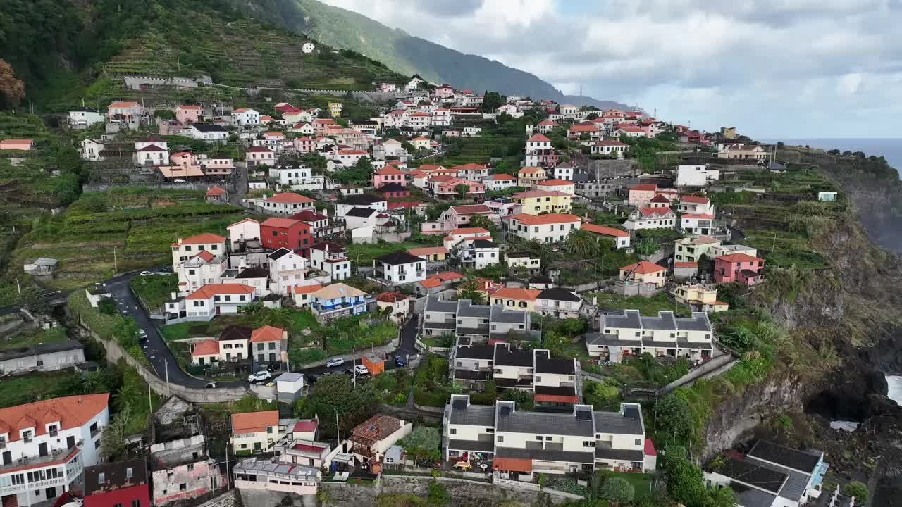 从鸟瞰图看Seixal镇和海岸视频素材