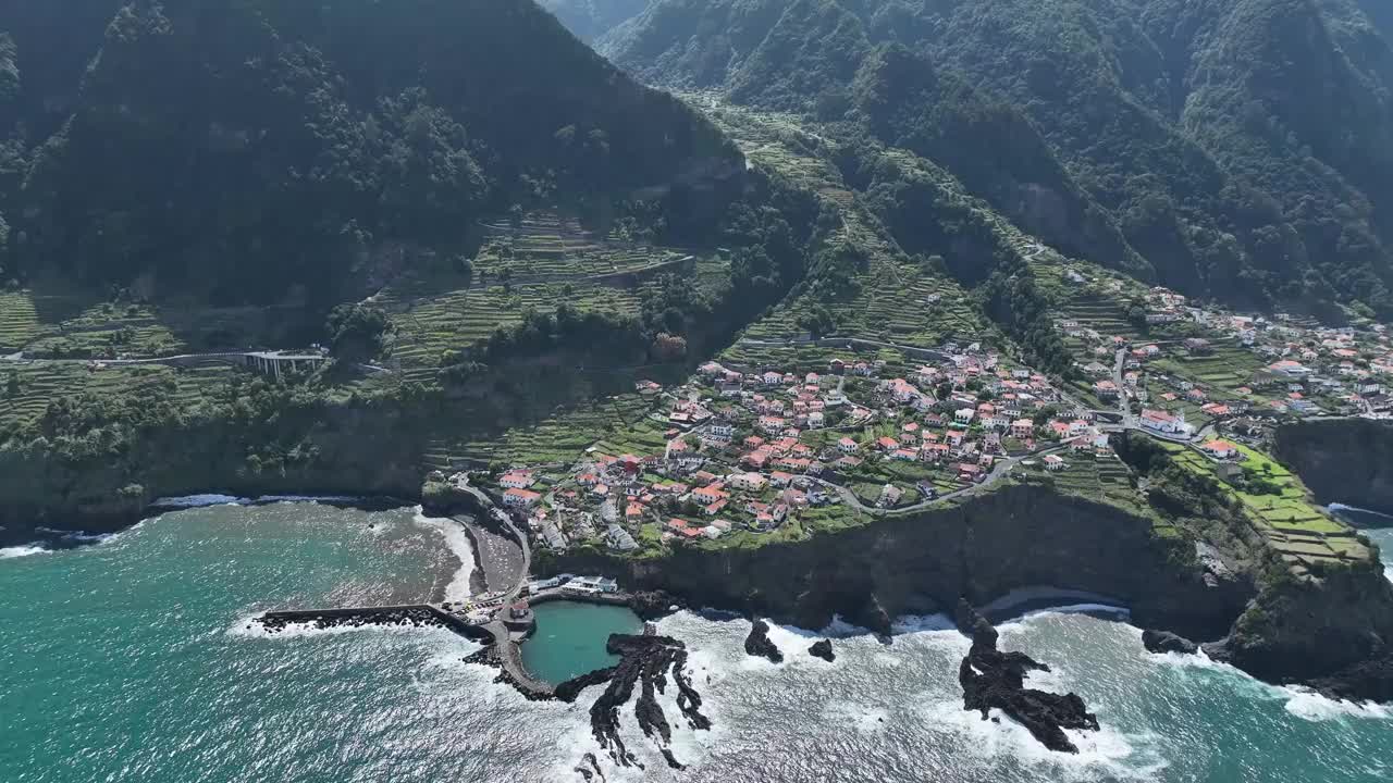 从鸟瞰图看Seixal镇和海岸视频下载