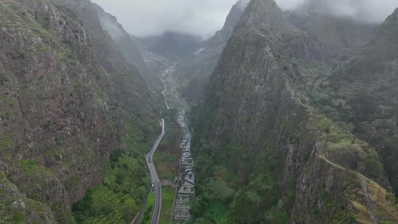 从鸟瞰雨谷和山脉视频素材