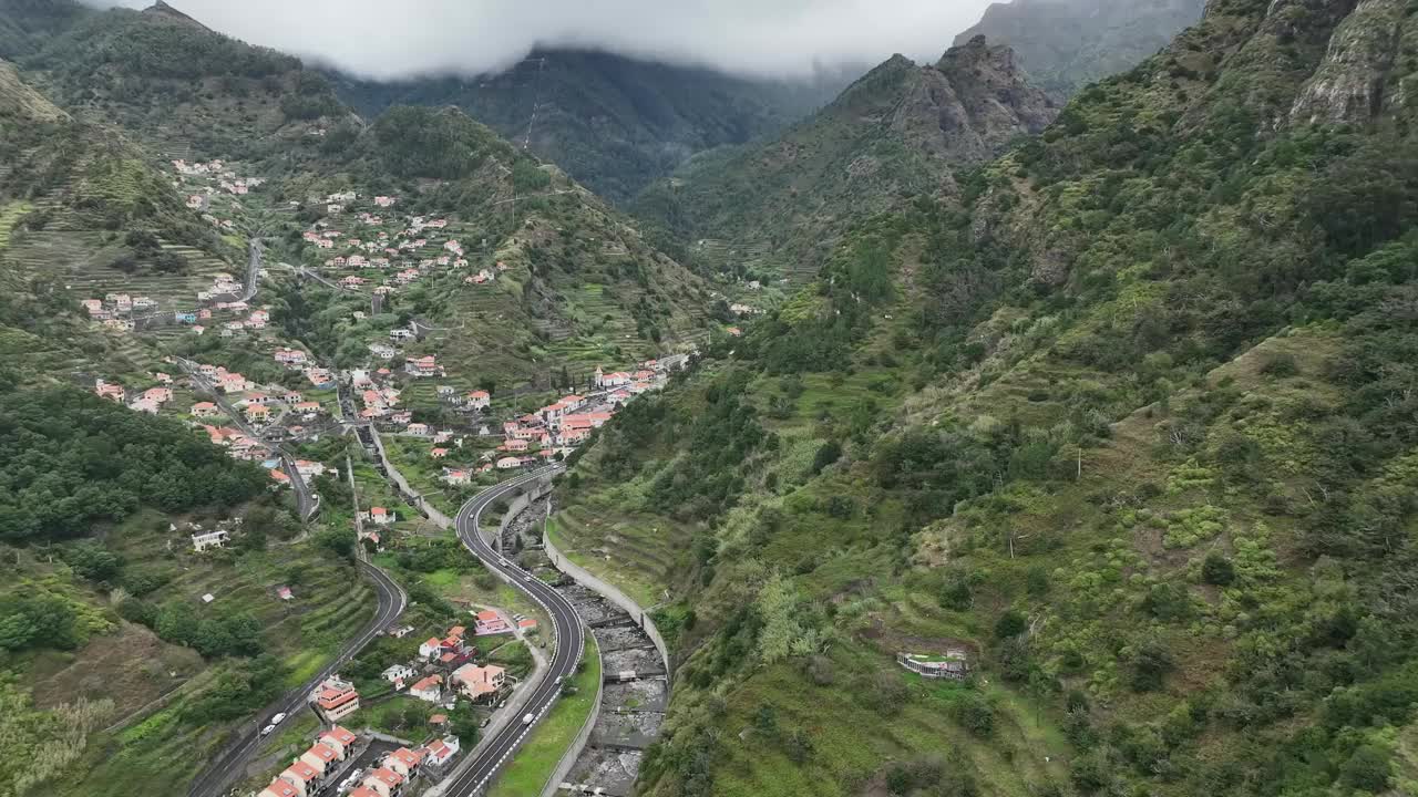 从鸟瞰雨谷和山脉视频下载