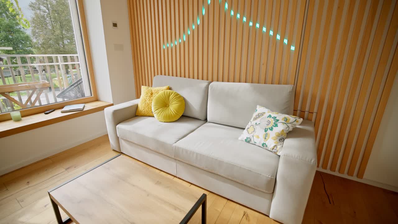 现代空公寓内部与自然光视频下载