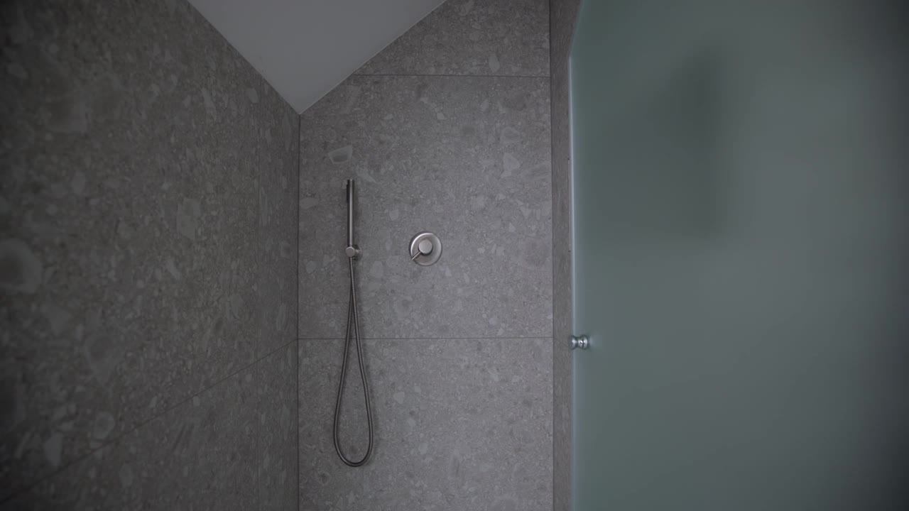现代公寓浴室内部视频下载