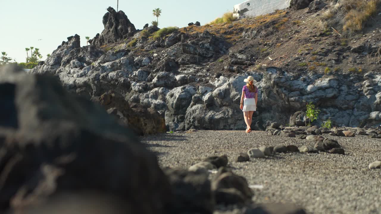 特内里费岛热带海滩上度假的女人戴着夏天的帽子和裙子散步视频下载