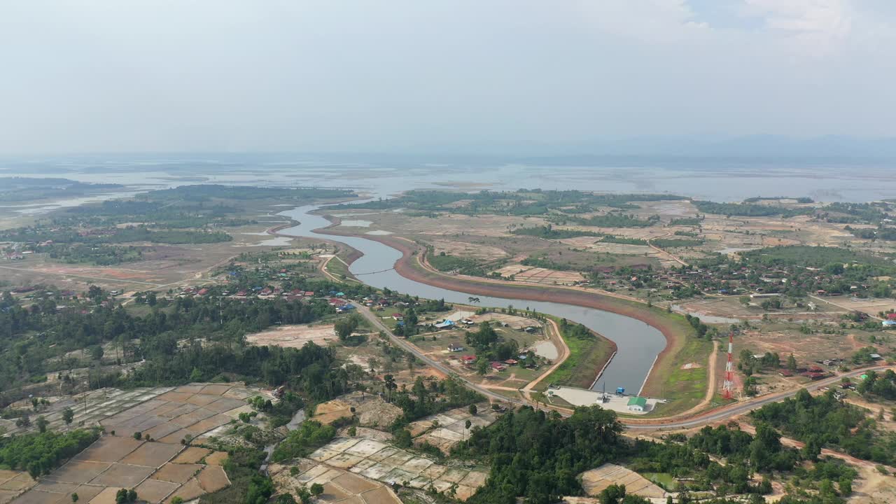 纳凯湖在老挝的乡村，在亚洲，老挝，khamouane，朝Thakek，在一个阳光明媚的日子。视频下载