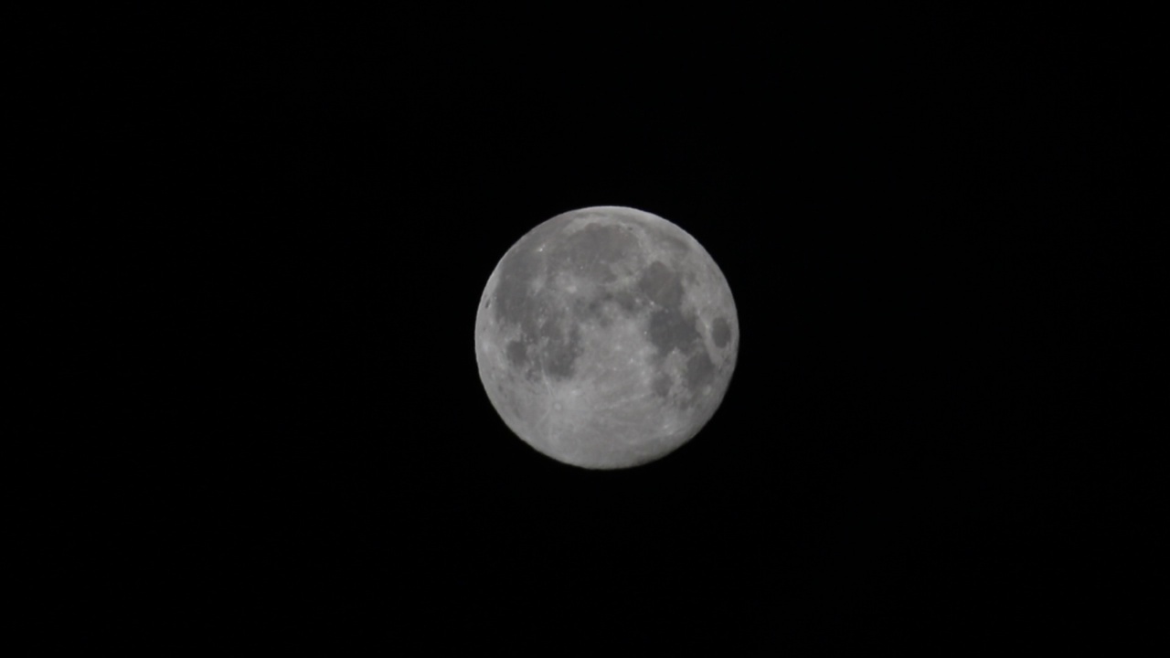 云层掠过狼月，这是2024年1月在英国赫特福德希思看到的第一个满月。视频下载
