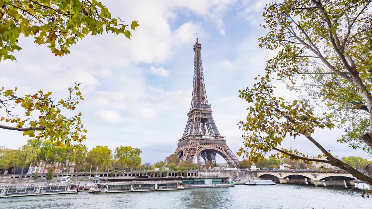 巴黎的埃菲尔铁塔和绿色的天空背景。视频下载