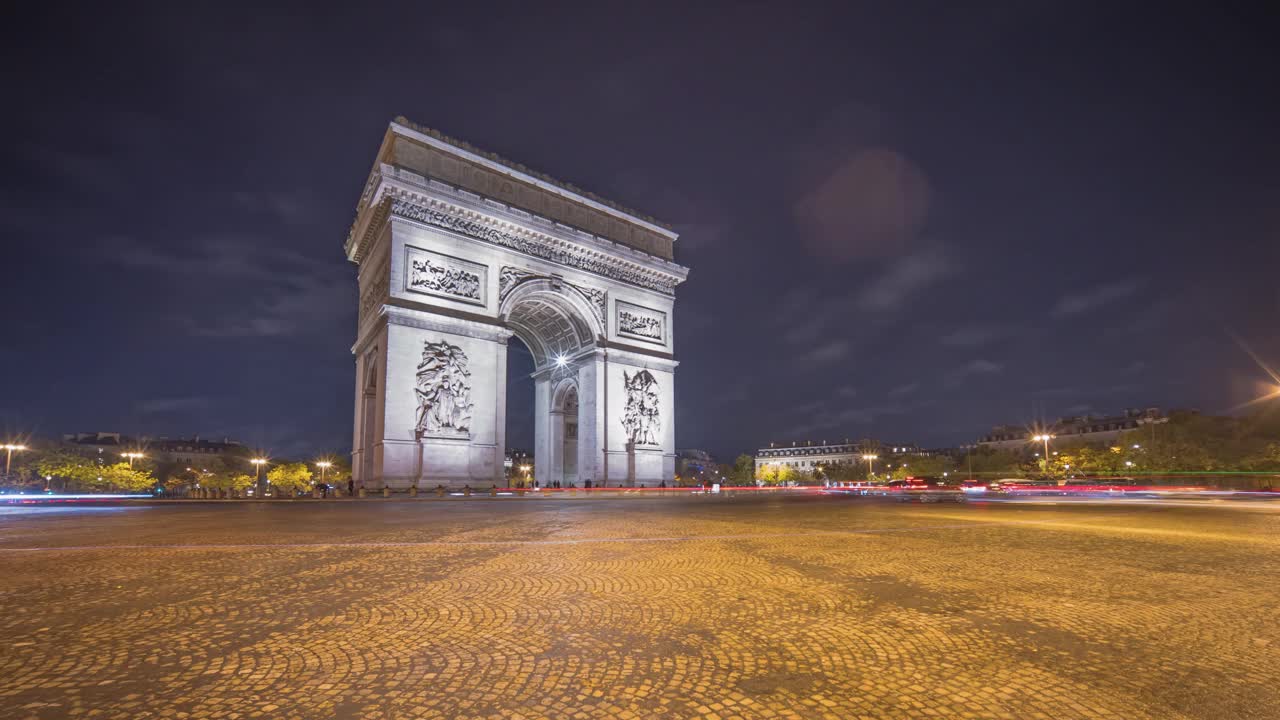 欧洲法国巴黎，凯旋门夜间灯光下的汽车交通延时照片。视频下载
