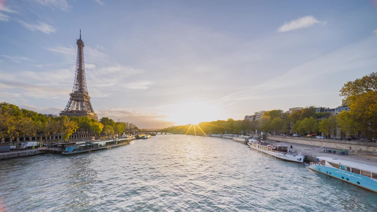 白天到晚上的时间流逝，美丽的景色日落天空在埃菲尔铁塔，巴黎。法国、欧洲。视频下载