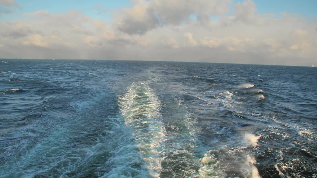 海上的水迹在一艘游船后面留下了一片汪洋。交通及旅游概念视频下载