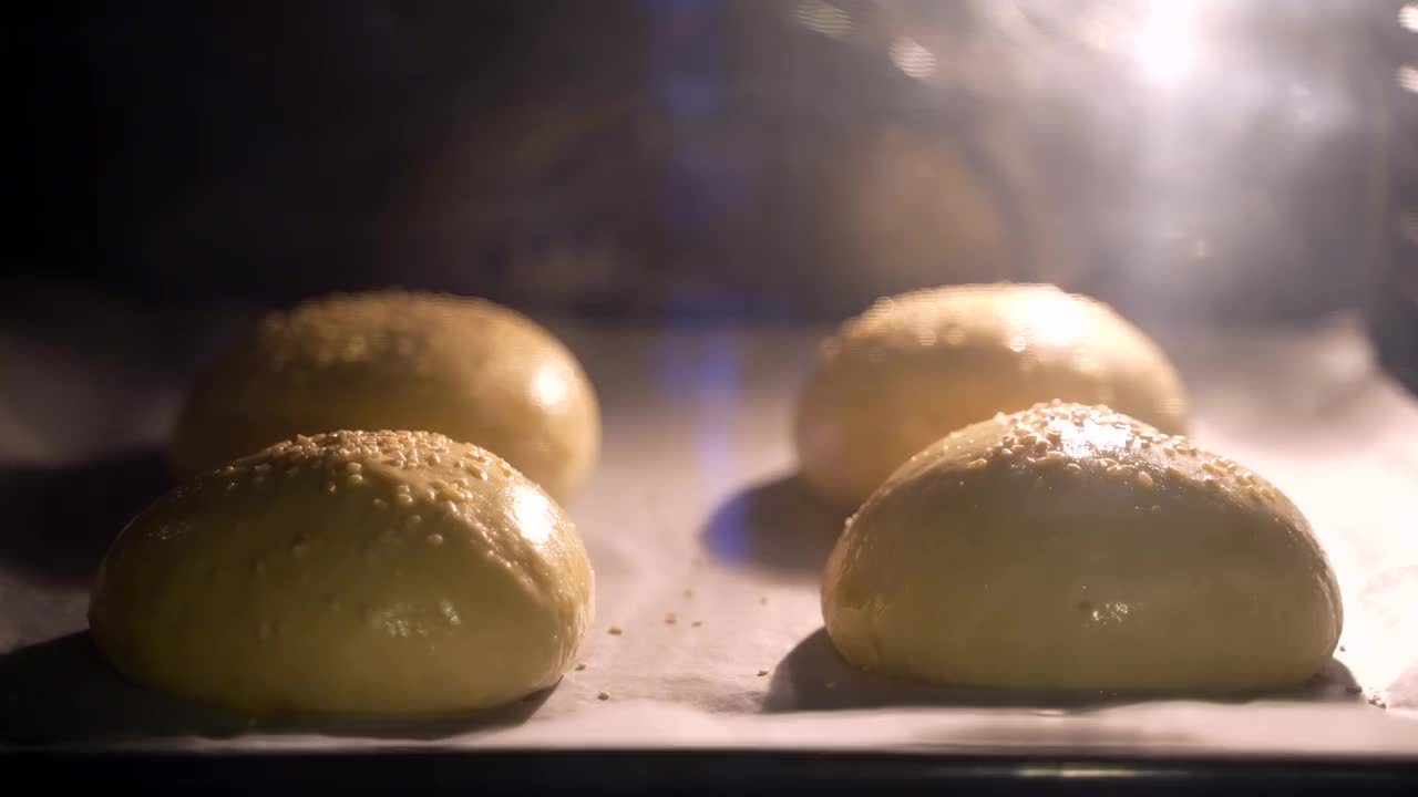 汉堡面包与芝麻烘烤的时间间隔视频下载