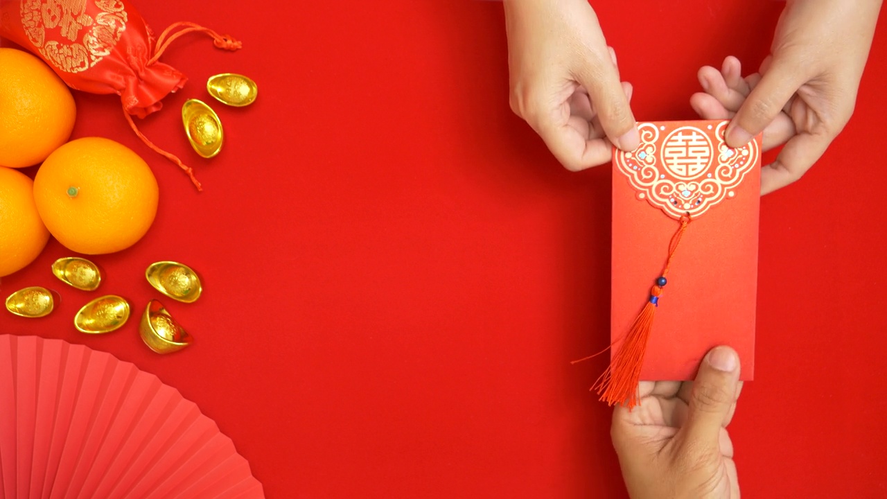 在中国农历新年的时候，手给红包的画面一直在循环播放视频下载