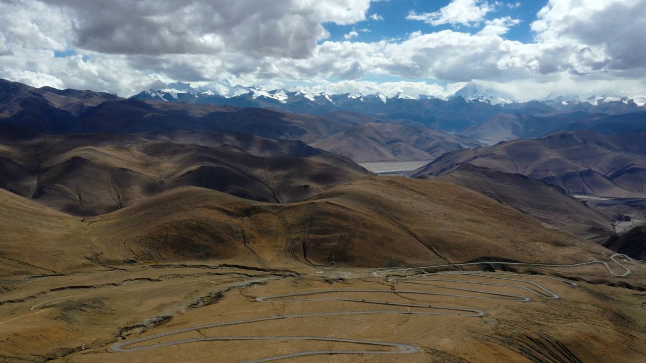 无人机拍摄雪山的场景，西藏视频下载