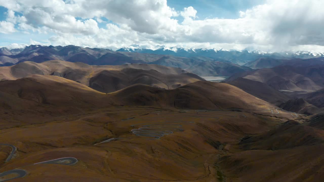 无人机拍摄雪山的场景，西藏视频下载