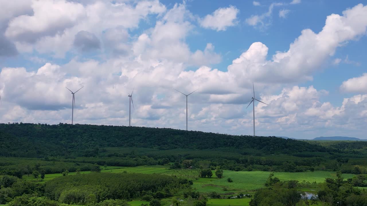 风力涡轮机在山顶上发电。视频下载