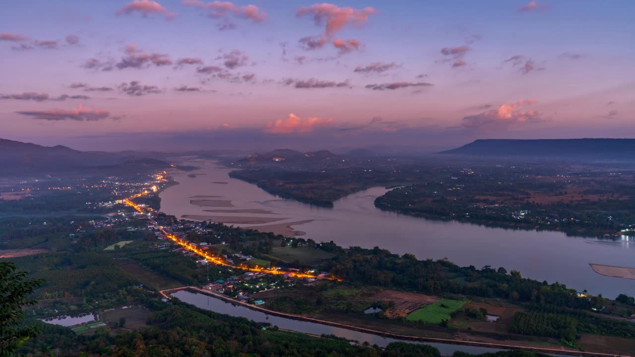 湄公河沿岸Sangkhom区的鸟瞰图。清晨在寺德街观景台上的景色。视频下载