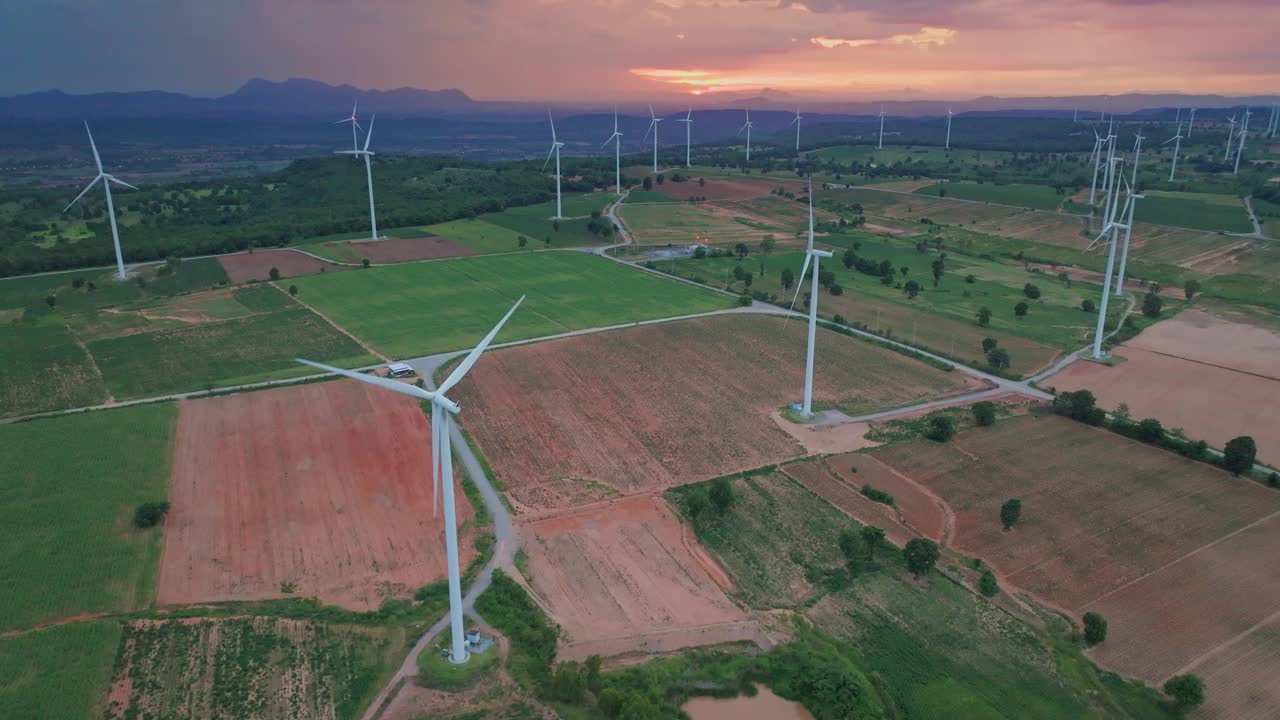 可再生能源的风力涡轮机农场鸟瞰图视频下载