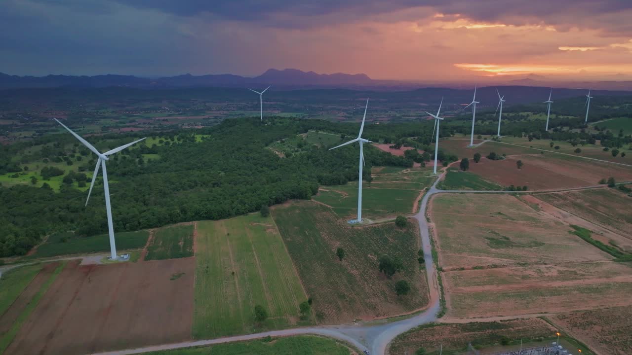 可再生能源的风力涡轮机农场鸟瞰图视频下载
