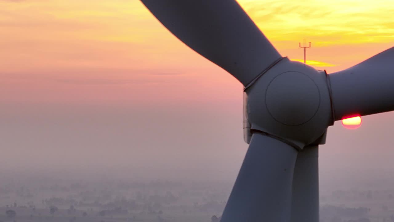 风力涡轮机农场鸟瞰图，美丽的日出创造可再生能源视频下载