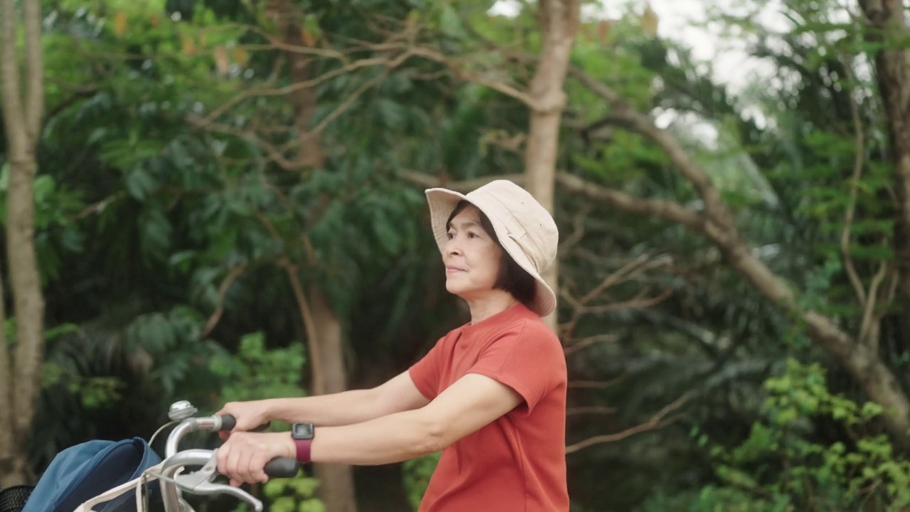 骑自行车享受大自然的女人。视频下载