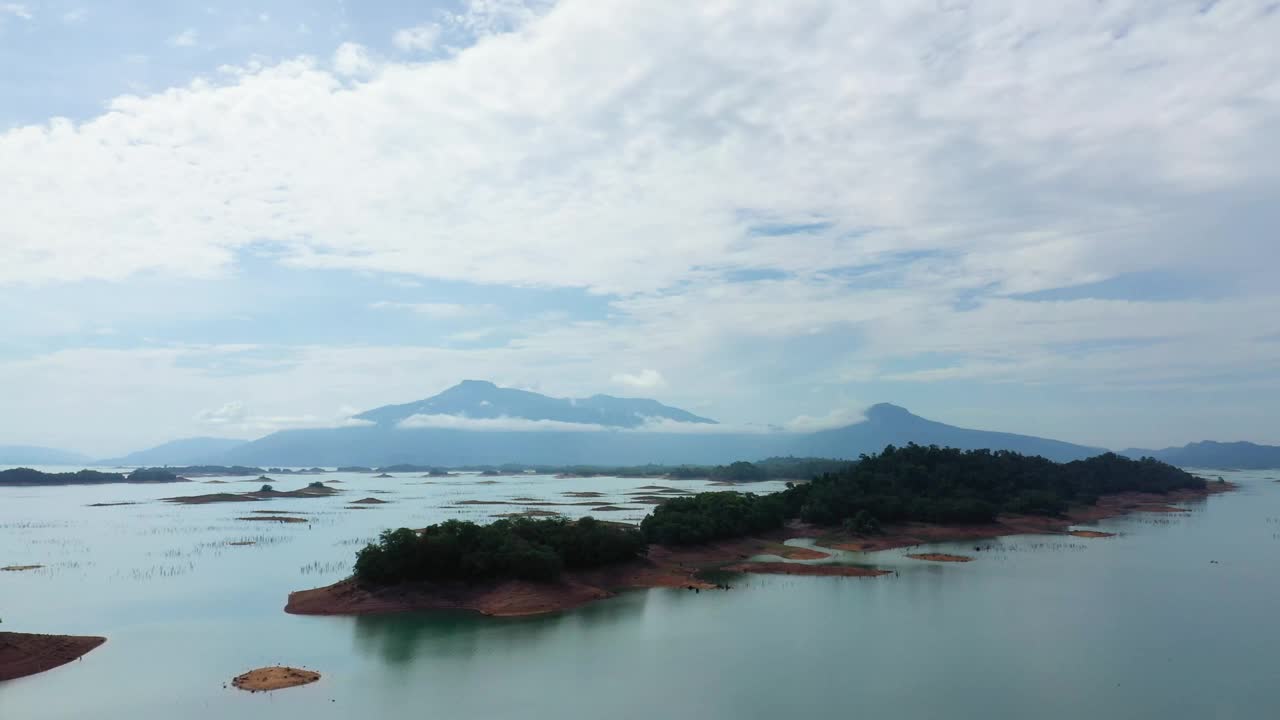 在一个阳光明媚的日子里，在亚洲，老挝，朝向万象的群山环绕的Nam Ngum水库上的岛屿。视频下载