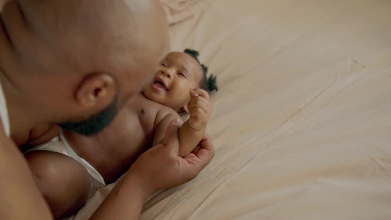 可爱的婴儿和她慈爱的父亲在一个舒适的家庭环境中度过了纯粹的幸福时刻视频下载