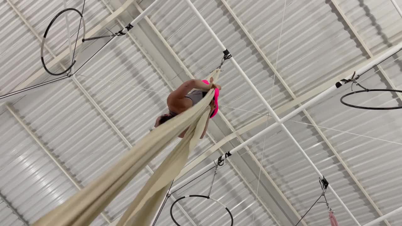 被空中体操丝绸包裹的女子倒挂着视频下载