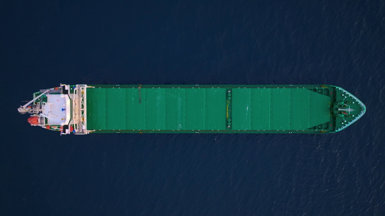 一艘停泊在海上的绿色货船的鸟瞰图视频素材