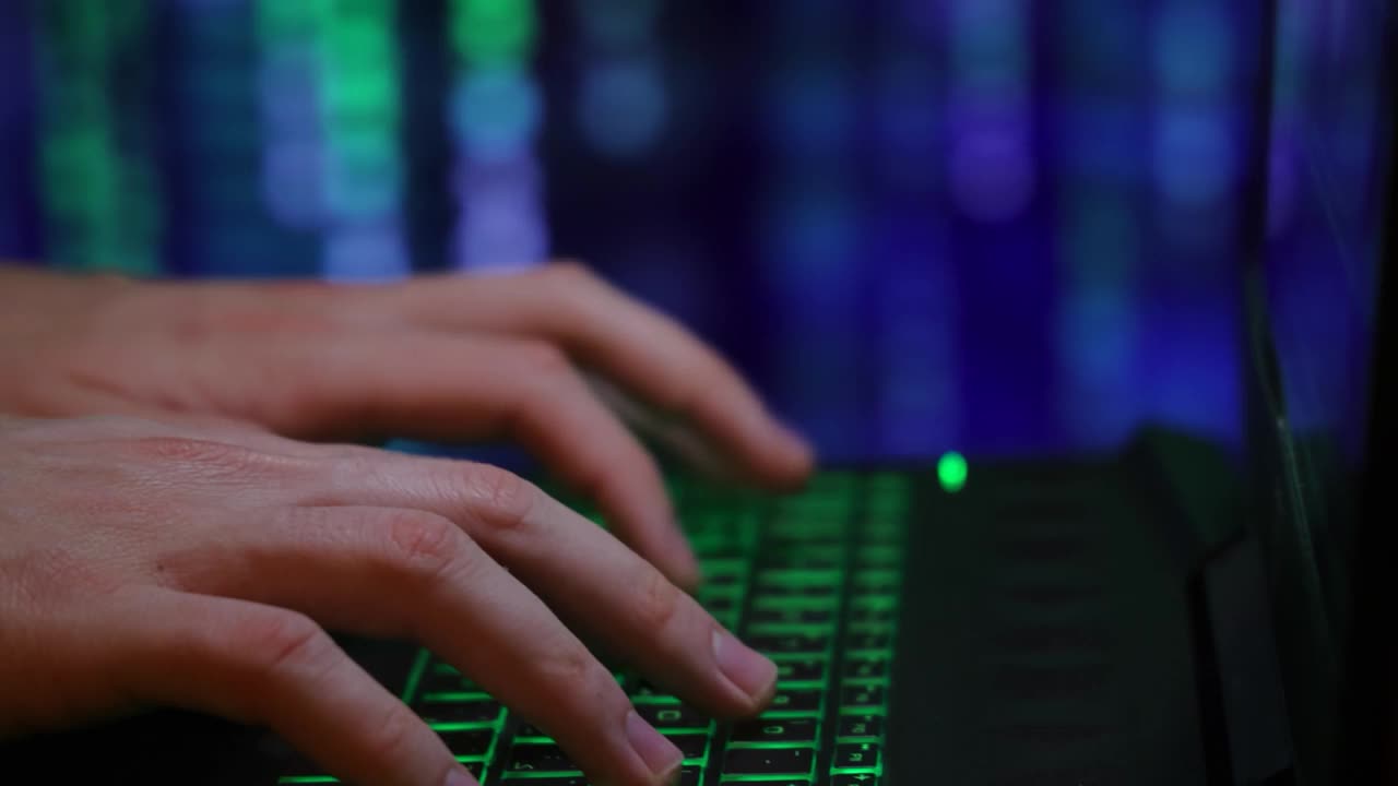 手在笔记本电脑键盘上输入代码，黑客或编程的概念视频下载