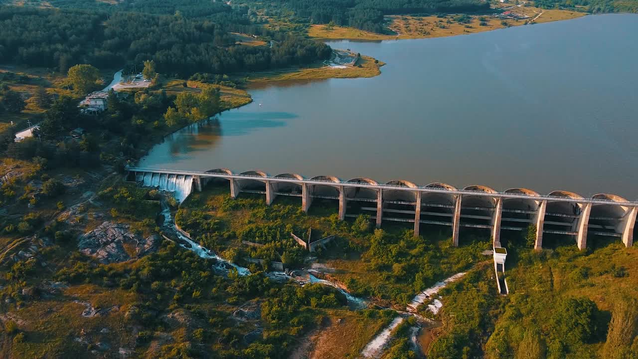 大坝形成了一个巨大的湖泊，用于灌溉和农业无人机拍摄。视频下载