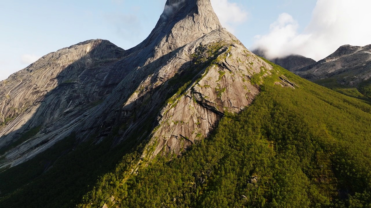挪威北部的Stetind山，其独特的方尖碑形状衬着蓝天。-向上倾斜射击视频素材