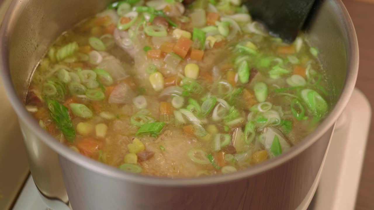 鸡甜玉米汤在锅里沸腾视频素材