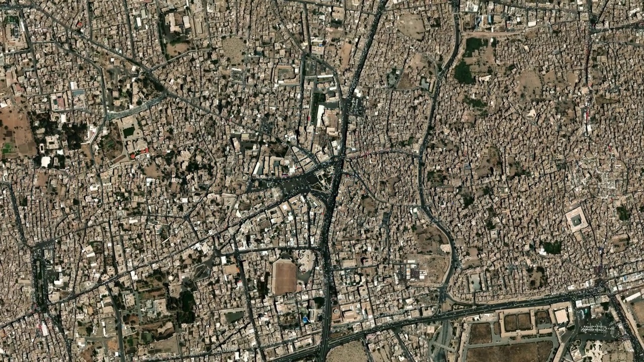 地球从太空放大到也门萨那的解放广场。接着是通过云层和大气层进入太空。卫星的视图。旅游介绍视频下载