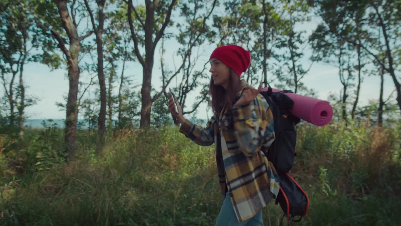 女旅行者在森林里视频通话视频下载
