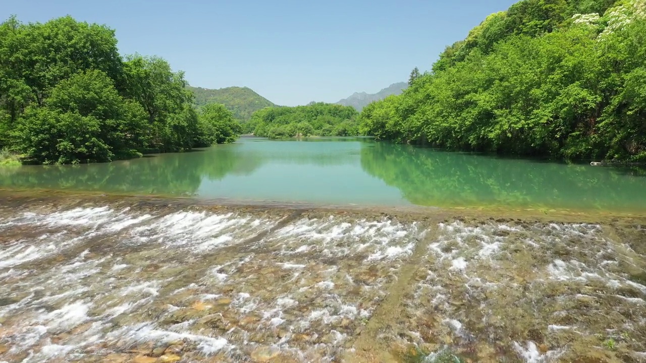 中国浙江温州，无人机拍摄的楠溪江在绿色植物之间流动的画面视频下载