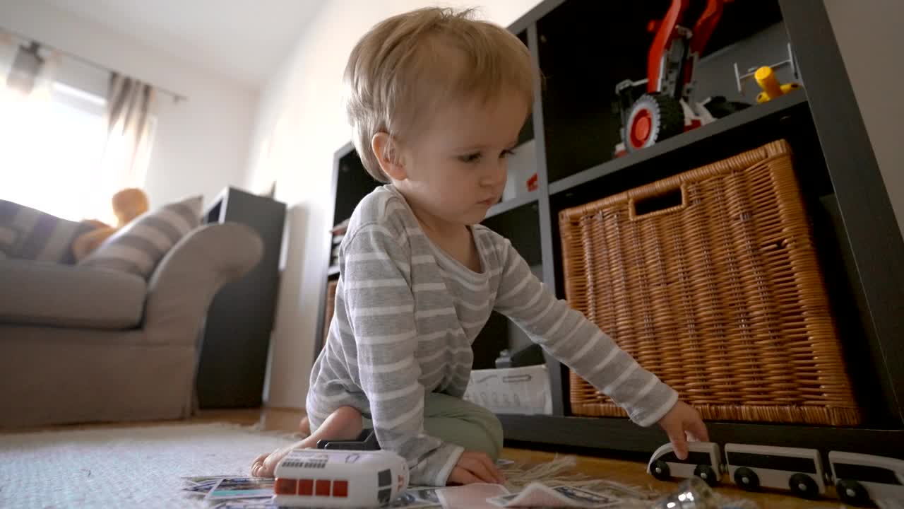 迷你冒险:快乐的宝宝用玩具卡车驱动想象力视频下载