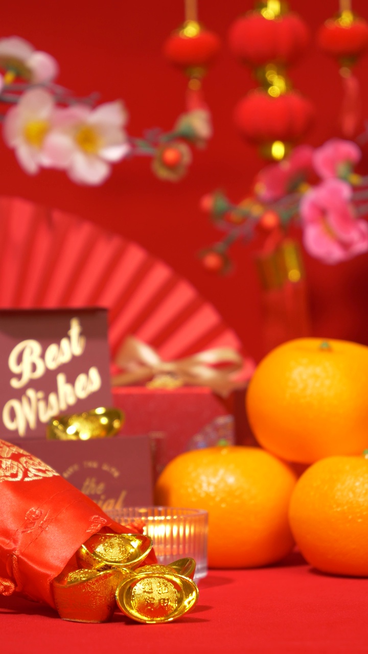 中国农历新年背景的环形垂直。中国古代金条，带文字祝福的红色礼盒，橘子，纸扇，梅花枝，蜡烛摇曳，红纸灯笼悬挂视频下载