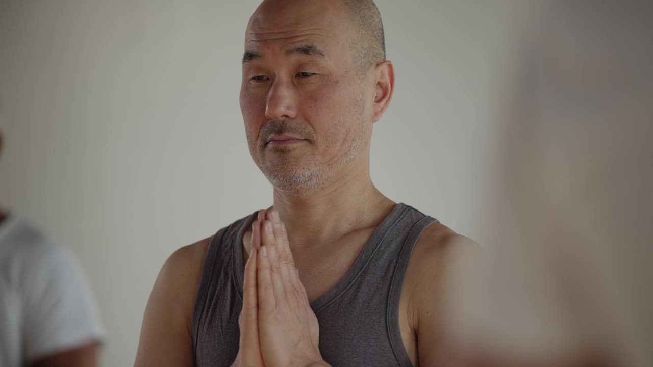 亚洲秃顶男子在瑜伽课上双手合十放在胸前视频下载