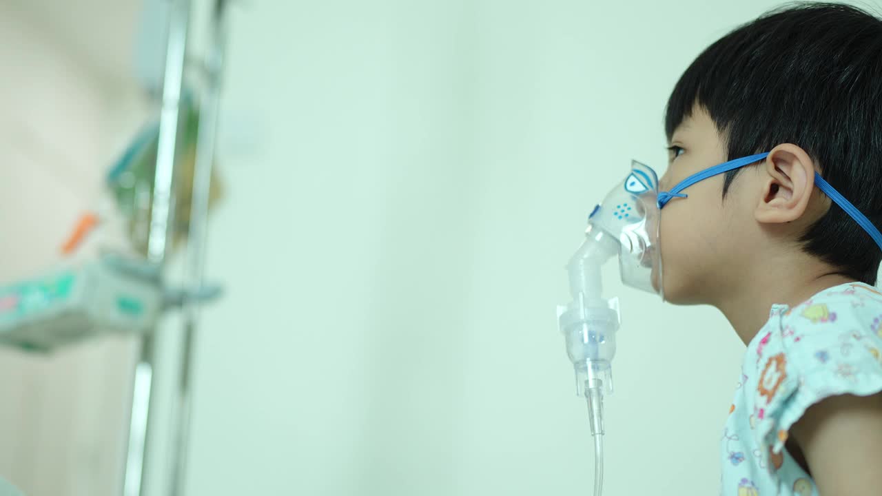 孤独的男孩病人在医院用喷雾器康复视频下载