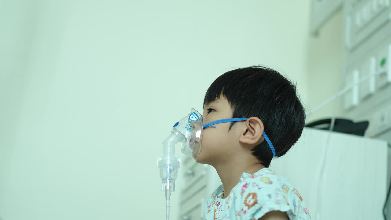 孤独的男孩病人在医院用喷雾器康复视频下载