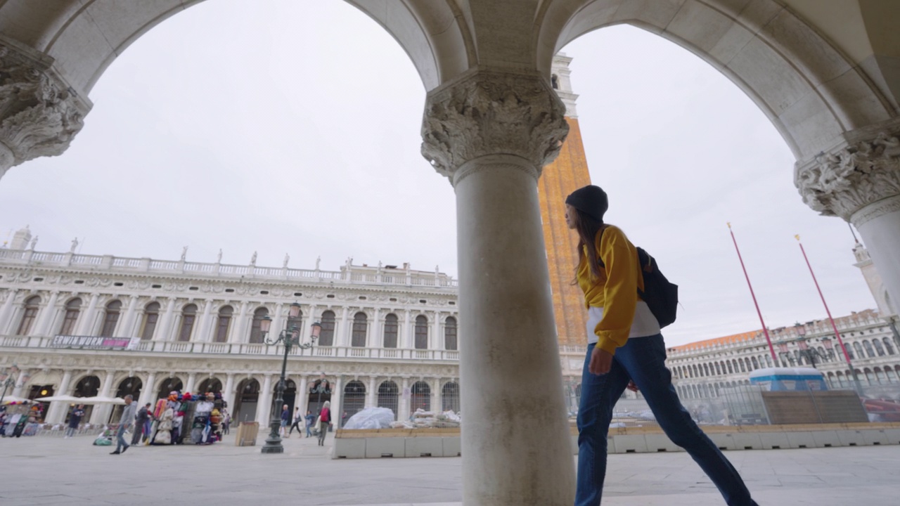 后视图自由旅行者年轻女子步行威尼斯在意大利，欧洲度假度假旅游夏季旅游。视频下载