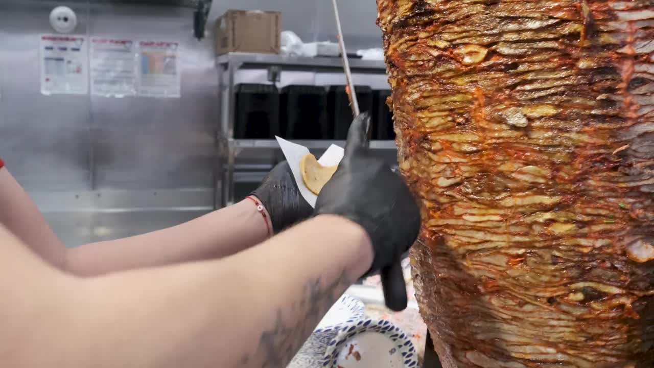 厨师在墨西哥餐厅准备玉米饼视频下载