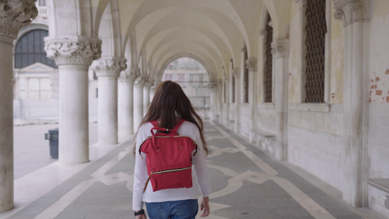 在老城区度假的女游客。威尼斯，意大利，欧洲。视频下载