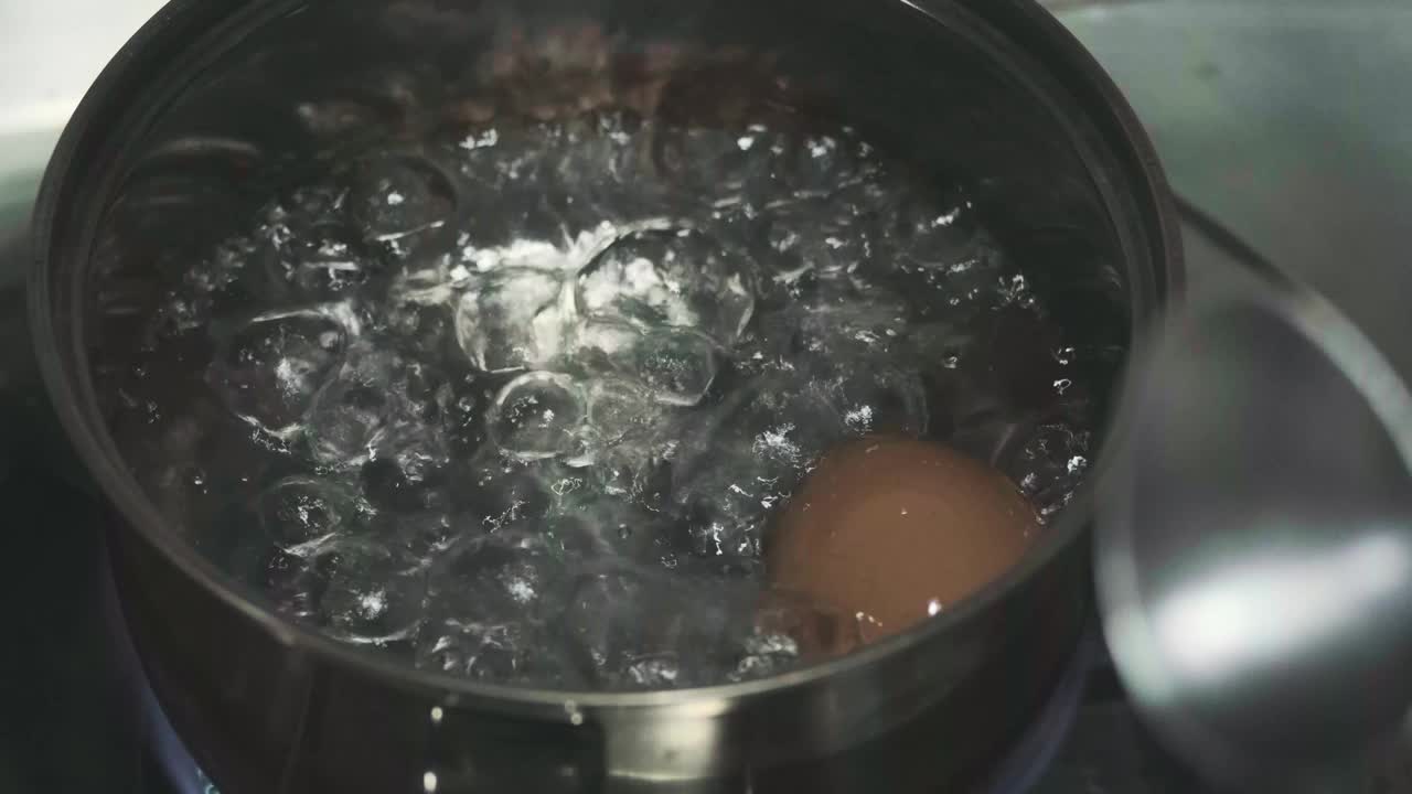 煮鸡蛋。视频下载