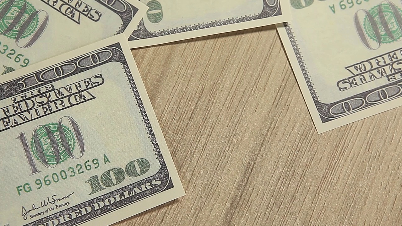 镜头的钱，钞票，木制书桌背景视频下载
