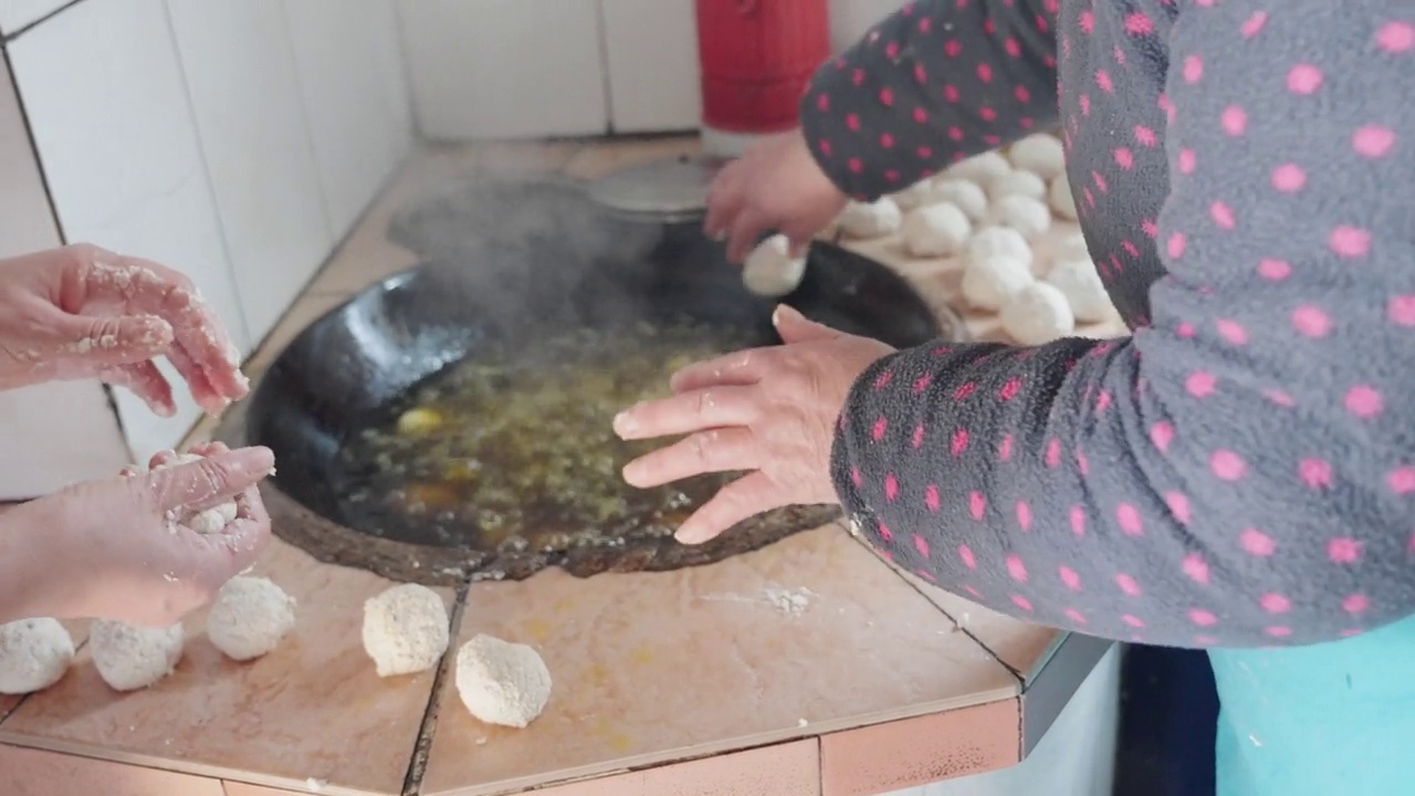 一个亚洲女人做豆腐球，然后用油煎视频素材
