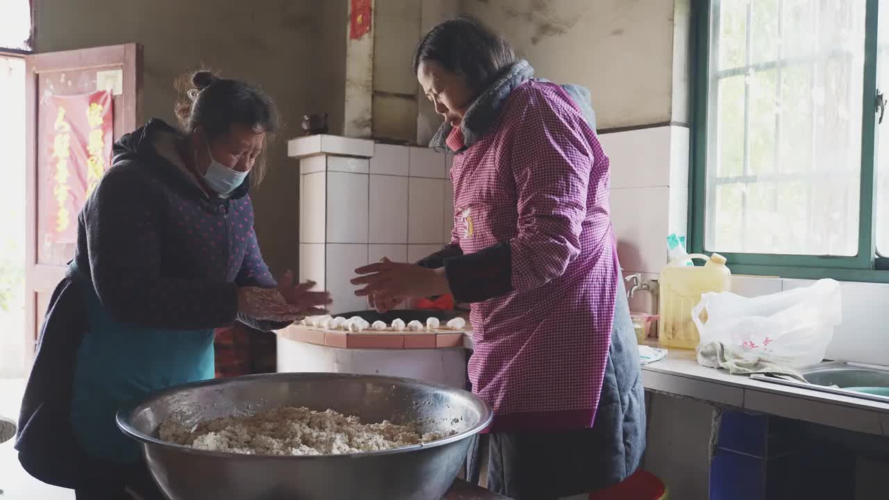 做豆腐球的亚洲妇女视频素材