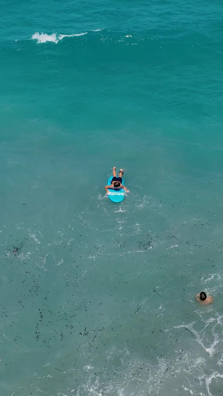 年轻的冲浪者试图抓住海浪视频下载
